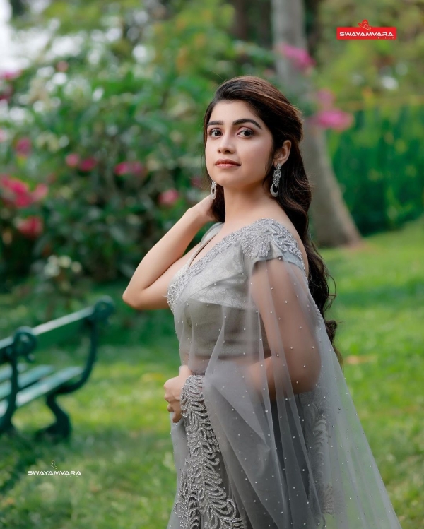 Malayalam Actress Manasa Radhakrishnan Looks Stunning In Saree, See ...