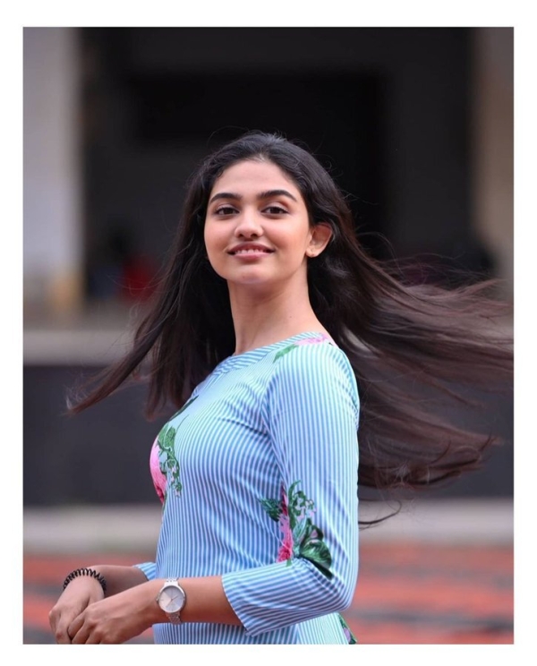 மமிதா பைஜூவின் ஹாட் புகைப்படங்கள்... எவ்ளோ அழகா இருக்காங்க! Mamitha baiju's hot pictures makes