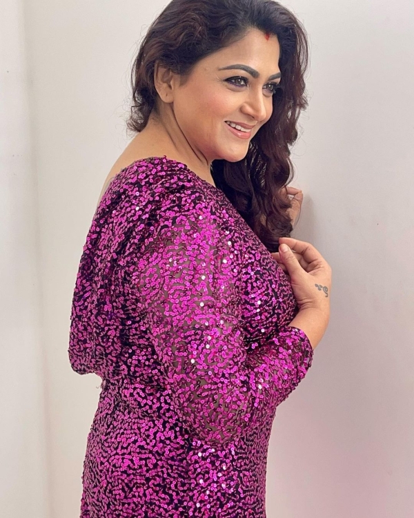 பிறந்தநாள் கொண்டாட்டத்தில் குஷ்பூ.. நீங்க ஒல்லியா ஆனாலும் அழகுதான்