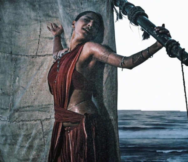 பொன்னியின் செல்வன் பூங்குழலி எவ்வளவு தைரியமா யானை மேல