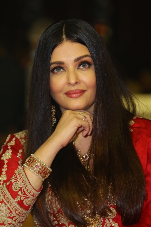 Aishwarya Rai Bachchan Looks Stunning At PS1 Pre Release Event