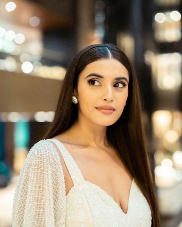 Divyansha Kaushik గ్లామర్ ట్రీట్ తో మైమరిపిస్తున్న రవితేజ హీరోయిన్