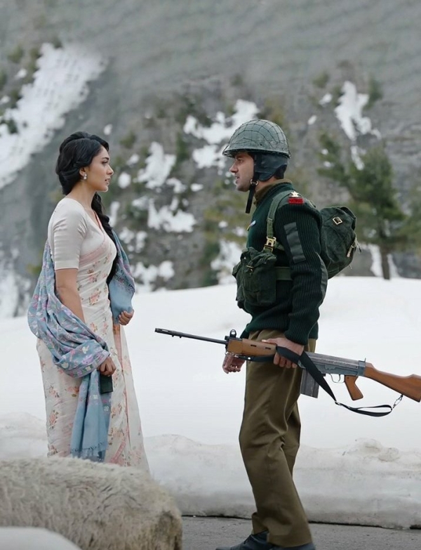 ப்பா.. எவ்ளோ அழகு.. சீதா ராமம் நடிகை மிருணாள் தாகூரின் சொக்க வைக்கும்