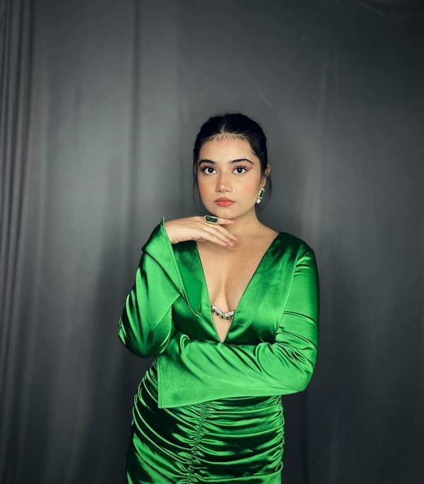 उर्फी जावेद की बहन डॅाली का लेटेस्ट फोटोशूट Viral, बहन से भी ज्यादा