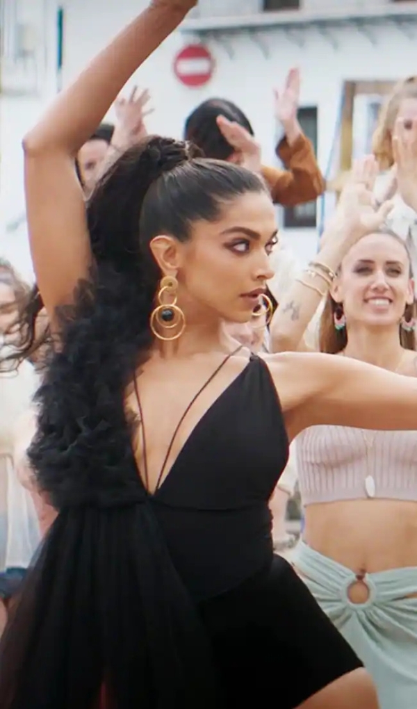 Deepika Padukone Wore 68,000 Dress For Jhoome Jo Pathaan Song; See Pics ...