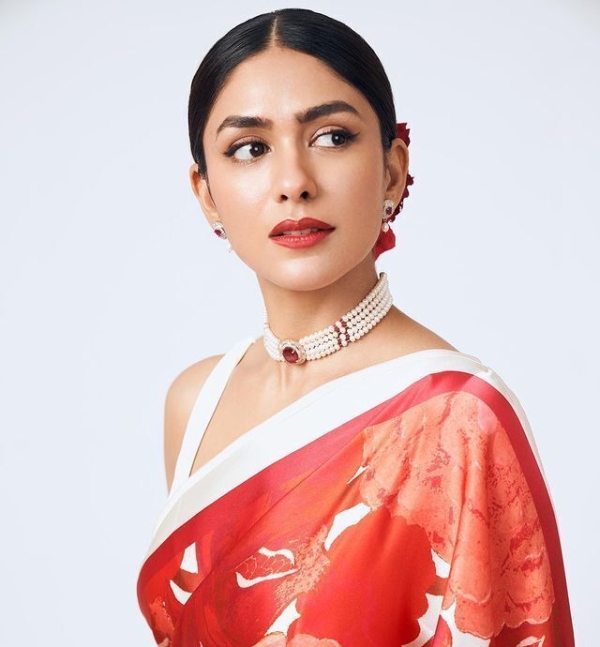 ಹಳದಿ ಲೆಹಂಗಾದಲ್ಲಿ ಮೃಣಾಲ್ ಠಾಕೂರ್ ಚಿತ್ರಗಳು Sita Ramam Actress Mrunal