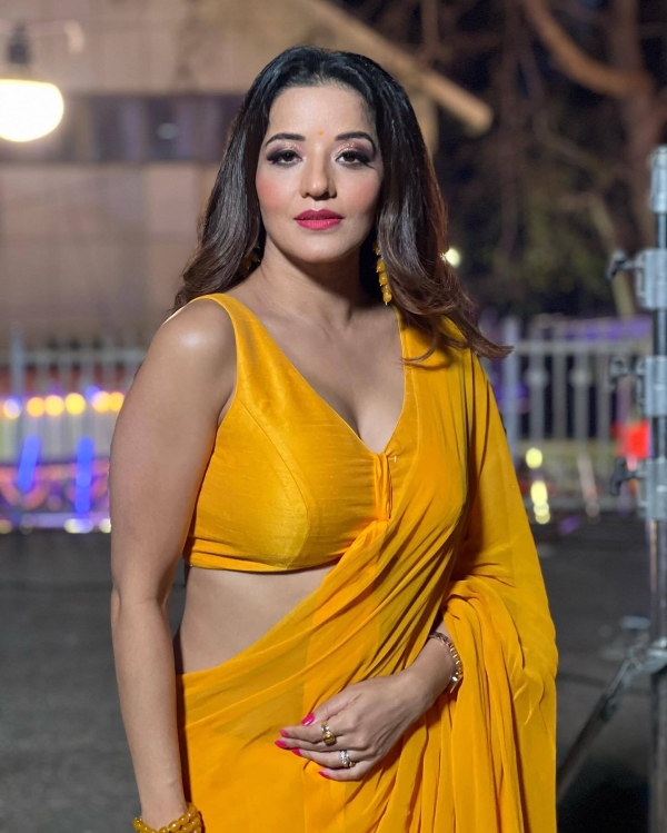 monalisa photo: मोनालिसा का इतना हॉट अंदाज़ देख लोग भी हुए बेकाबू