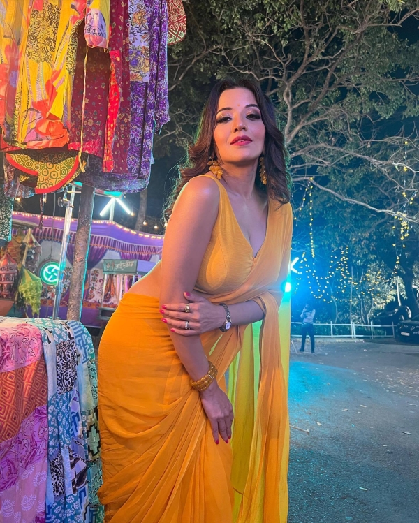 monalisa photo: मोनालिसा का इतना हॉट अंदाज़ देख लोग भी हुए बेकाबू