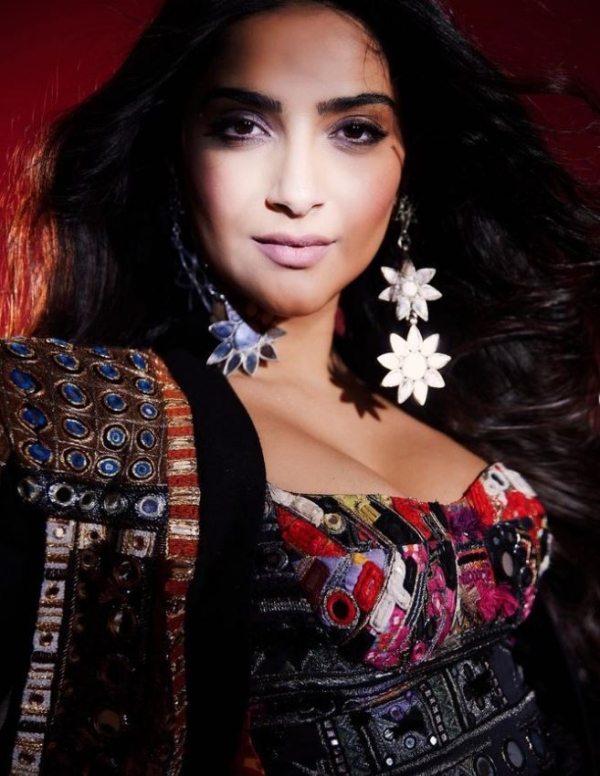 bollywood-actress-sonam-kapoor-latest-photos-filmibeat-tamil