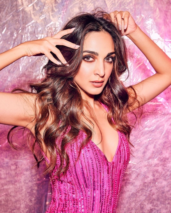 | Kiara Advani Sizzling Photo Gallery - FilmiBeat Tamil