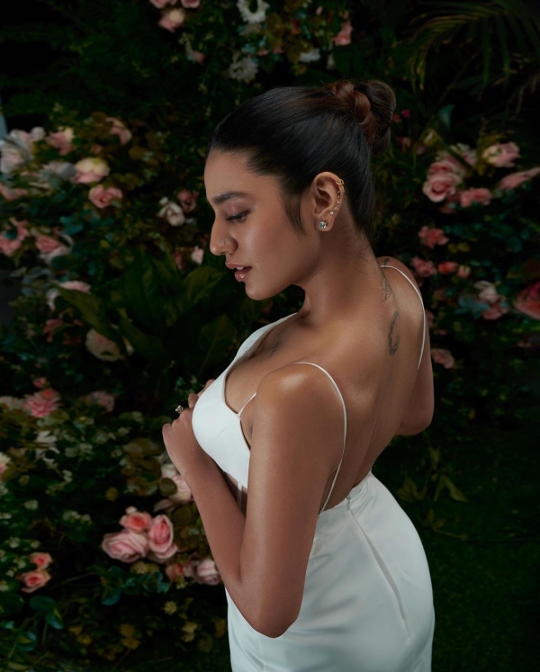 Enchanting Elegance for Special Occasions: Shneuis's Captivating Dress