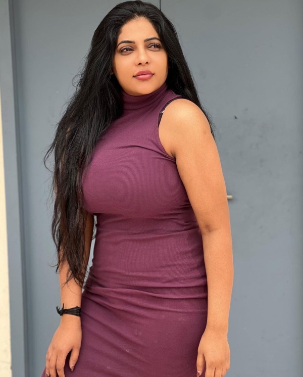Reshma Pasupuleti పరువాల విందు: టైట్ ఫిట్ డ్రె…