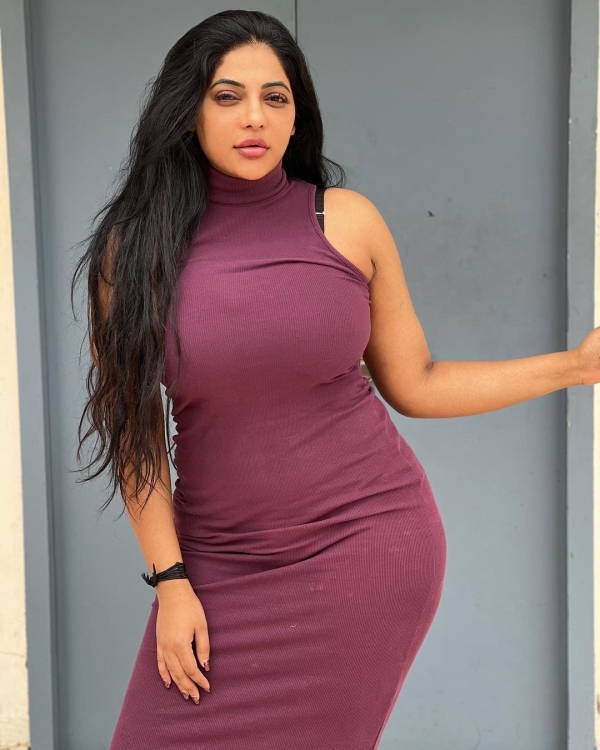 Reshma Pasupuleti పరువాల విందు: టైట్ ఫిట్ డ్రె…