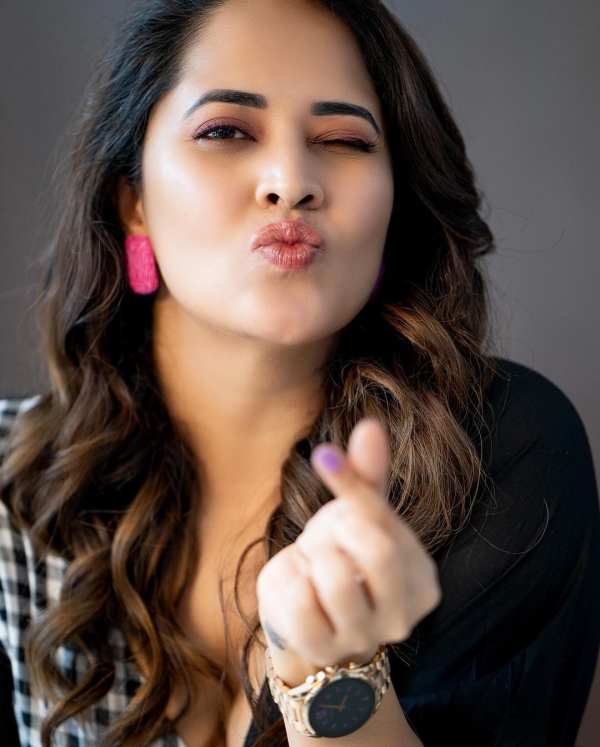 Anchor Anasuya అనసూయ అందాల సోయగం.. ఈ ఏజ్‌లో కూడా ఓ రేంజ్‌లో ఆరబోత