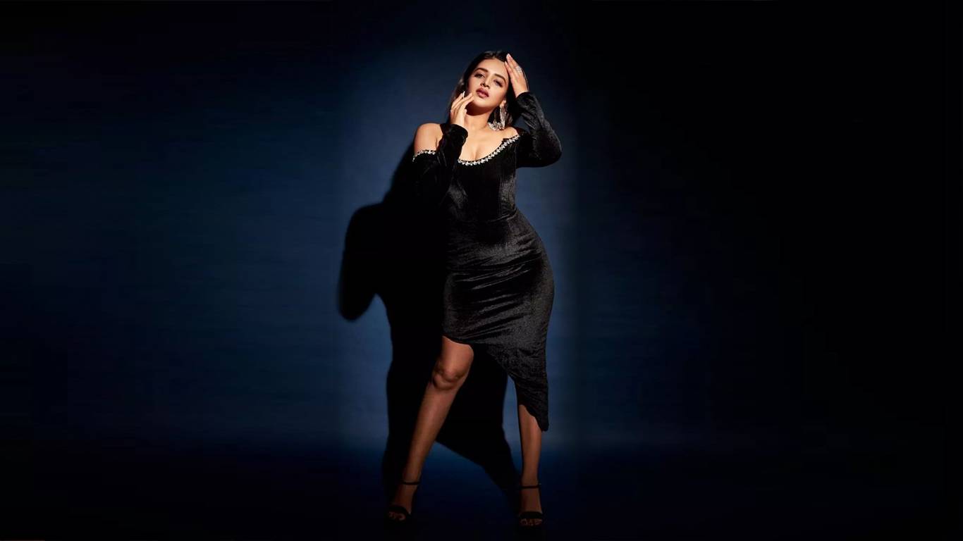 Nidhhi Agerwal HD Wallpapers | Latest Nidhhi Agerwal Wallpapers HD Free